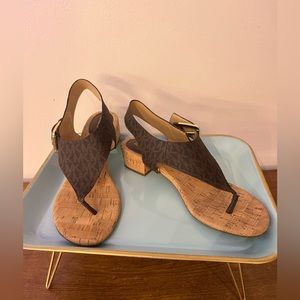 NEW MICHAEL MICHAEL KORS LONDON THONG brown